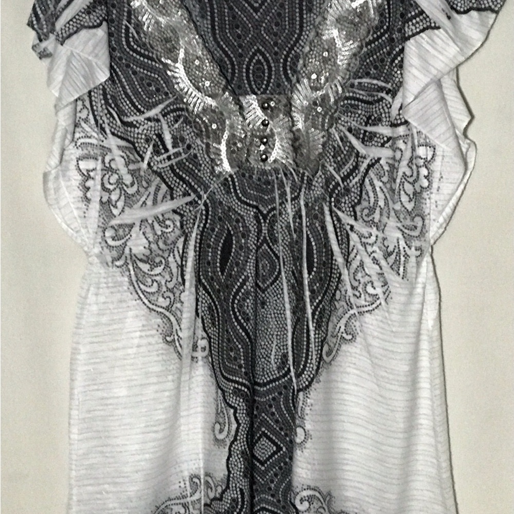 Women’s Black & White Short Sleeve Top..size XL..by Energe
